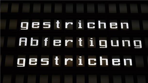 Eine Anzeigetafel im Flughafen Hannover informiert über ausgefallene Flugverbindungen.