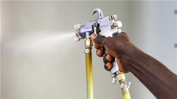 Eine Arbeitskraft aus Gambia bereitet in einem Unternehmen Stahlbleche für die Oberflächenbehandlung vor (Symbolbild).