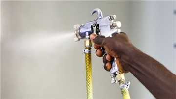 Eine Arbeitskraft aus Gambia bereitet in einem Unternehmen Stahlbleche für die Oberflächenbehandlung vor (Symbolbild).