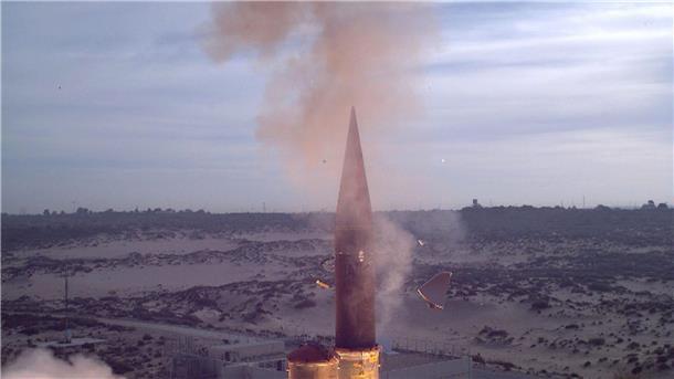Abwehrsystem aus Israel soll Deutschland schützen Eine „Arrow-3“-Abfangrakete, die am Morgen des 03. Januar 2014 von einem israelischen Militärstützpunkt an einem ungenannten Ort an der Mittelmeerküste startet.