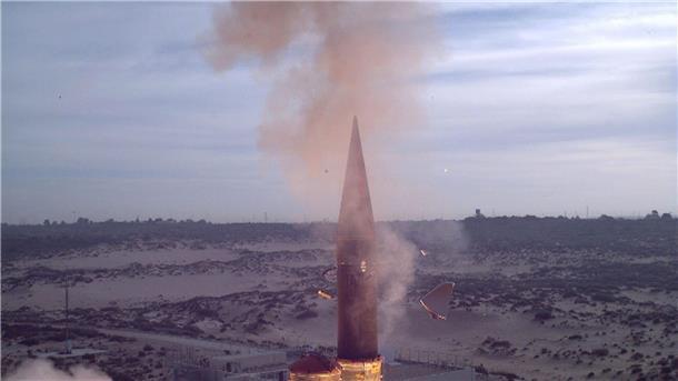 Eine „Arrow-3“-Abfangrakete startet von einem israelischen Militärstützpunkt an der Mittelmeerküste.