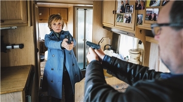 Eine atemlose Patt-Situation: Kommissarin Lucas (Ulrike Kriener) und ihr alter Kollege Wolfram Truss (Rainer Bock) richten ihre Waffen aufeinander in einer Szene aus „Kommissarin Lucas: Finale Entscheidung“.