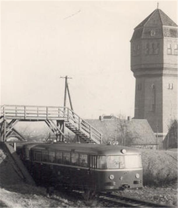 Nordenhamer Wasserturm ist seit Jahrzehnten ein attraktives Fotomotiv Eine Aufnahme aus dem Jahr 1956. Damals fuhr die Bahn noch weiter bis Blexen.