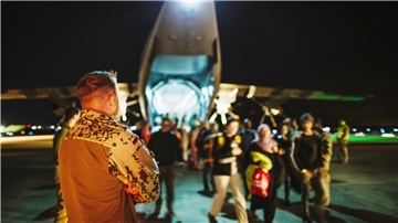 Eine Aufnahme vom Einsatz der Bundeswehr im April: Die ersten evakuierten Personen treffen aus dem Sudan auf der Luftwaffenbasis Al-Azraqu in Jordanien ein. Nach der Ankunft werden die Menschen versorgt, sie durchlaufen eine Sicherheitsschleuse, ihre Personalien werden überprüft und jeder Einzelne wird registriert.