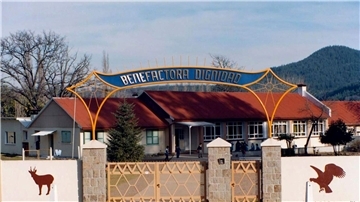 Eine aus den 1980er Jahren zeigt den Eingangsbereich der „Colonia Dignidad“ im chilenischen Parral.
