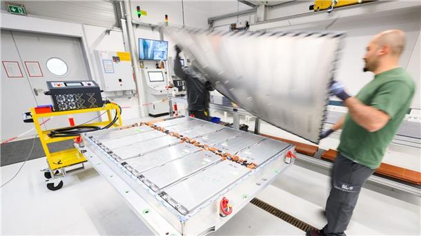 Recycling von E-Auto-Batterien noch entfernt von Serienreife Eine ausgediente Batterie eines Elektroautos wird bei VW in Salzgitter recyclet.