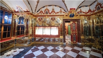 Eine ausgeräumte und beschädigte Vitrine im Juwelenzimmer des Grünen Gewölbes in Dresden.