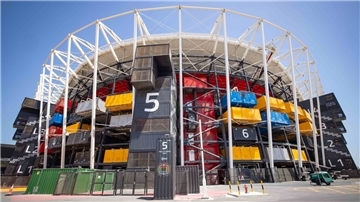 Eine Außenansicht zeigt das Stadion 974 in Doha. Für den Bau wurden 974 bunt angeordnete Schiffscontainer verwendet.