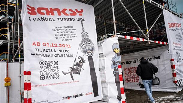 Eine Ausstellung in Berlin widmet sich dem unbekannten Streetart-Künstler Banksy.