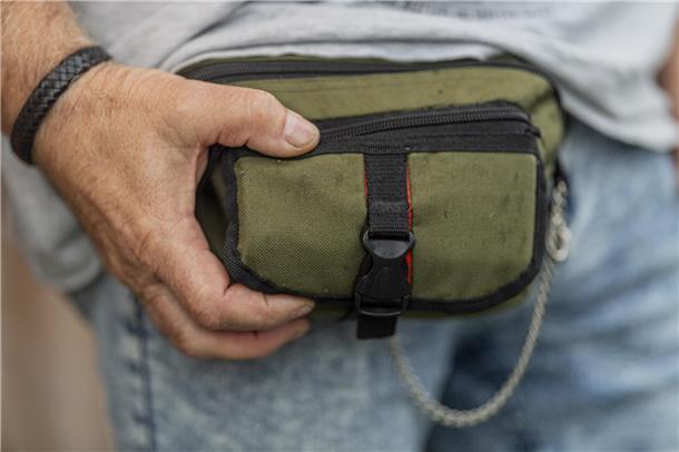 Eine Bauchtasche. 
