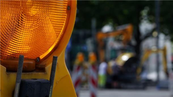 Eine Baustellenlampe an einer Straßenbaustelle.