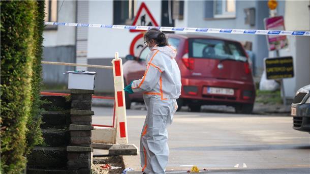 Eine Beamtin der technischen Einheit der Polizei inspiziert den Tatort in Charleroi in Belgien.