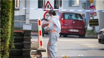 Eine Beamtin der technischen Einheit der Polizei inspiziert den Tatort in Charleroi in Belgien.