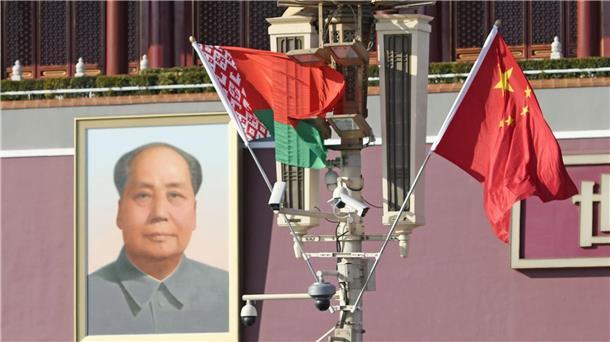 Eine belarussische (l) und eine chinesische Flagge wehen auf dem Platz des Himmlischen Friedens in Peking anlässlich des Besuchs des belarussischen Präsidenten Lukaschenko in China.