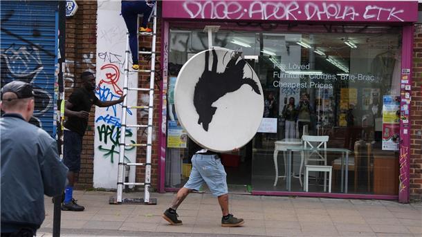 Durch Replik ersetzt: Londoner Zoo baut Banksys Kunstwerk ab Eine bemalte Satellitenschüssel wurde von Unbekannten mitgenommen.
