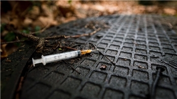 Eine benutzte Spritze, die üblicherweise zum Spritzen von Heroin genutzt wird (Symbolbild). Foto: Felix Zahn/dpa