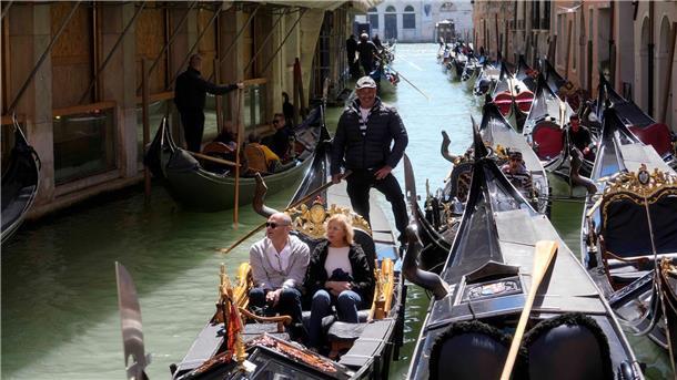 Fünf Euro für Venedig - Chaos zu Beginn Eine beschauliche Fahrt mit einer Gondel.