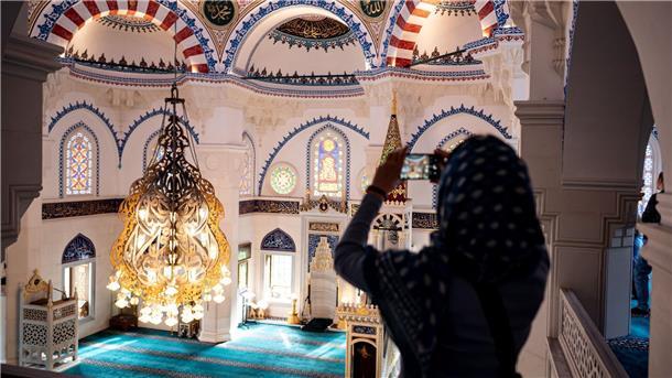Eine Besucherin fotografiert die Sehetlik-Moschee am Columbiadamm in Berlin.