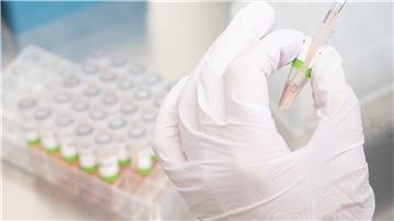 Eine biologisch-technische Assistentin bereitet PCR-Tests für die Analyse vor.