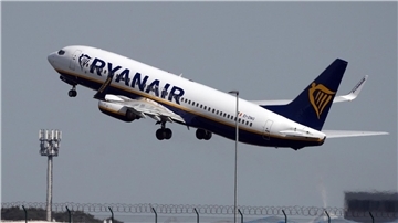 Eine Boeing 737 der Fluggesellschaft Ryanair startet vom Flughafen Berlin Brandenburg (BER) „Willy Brandt“.