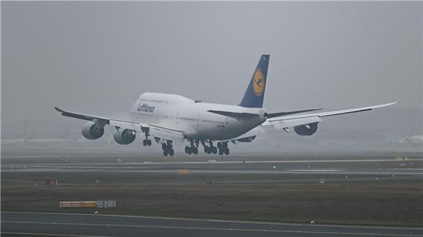 Kabelpanne auf Baustelle löst Chaostag bei Lufthansa aus Eine Boeing 747-400 der Lufthansa landet am Nachmittag auf dem Frankfurter Flughafen.