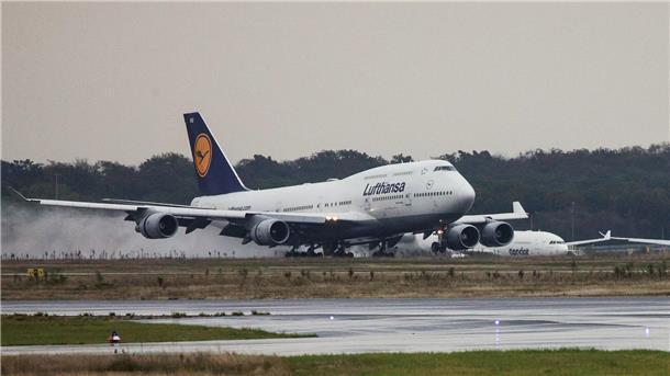 Eine Boeing 747 Jumbo-Jet der Lufthansa aus Tel Aviv rollt nach ihrer Landung zu ihrer Parkposition am Frankfurter Flughafen.