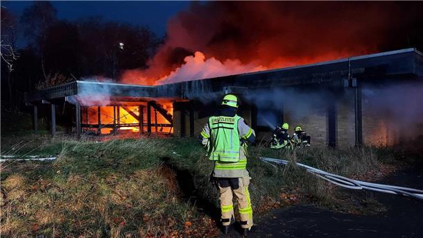 Eine brandheiße Spur hat die Polizei noch nicht. Aber nach dem Feuer auf dem Gelände der Hinrich-Wilhelm-Kopf-Kaserne in Altenwalde präsentieren die Ermittler nun erste Ermittlungsergebnisse.