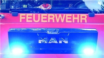 Eine brennende Werkstatt in Lintig hat am Sonntag einen Großeinsatz ausgelöst – das angrenzende Wohnhaus blieb dank Feuerwehr unversehrt.