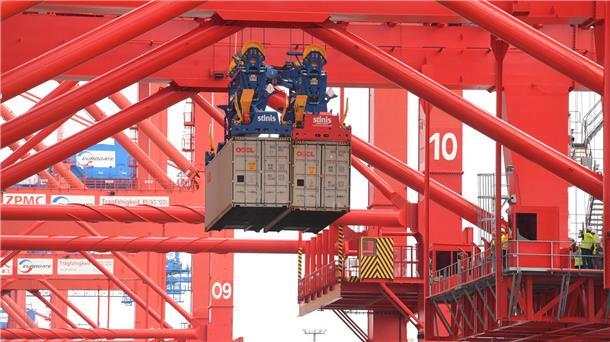 Wilhelmhaven: Braucht Eurogate bald keine Arbeiter mehr? Eine Brücke, zwei Container: Am Jade-Weser-Port arbeiten zwei neue Kräne.