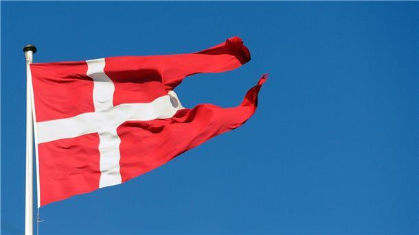 Dänemark präzisiert geplantes Verbot von Koranverbrennungen Eine dänische Flagge weht in Kopenhagen: Die dänische Regierung sucht nach rechtlichen Wegen, um Koranverbrennungen unter Strafe zu stellen.