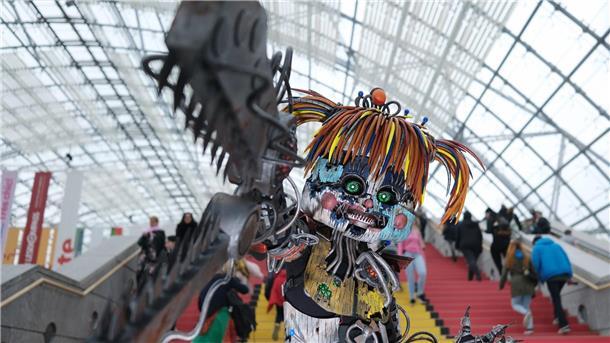 Manga- und Comic-Bereich der Leipziger Buchmesse wächst Eine Darstellerin der Figur Scrap Baby steht in der Glashalle der Neuen Messe. Traditionell ist die Leipziger Buchmesse auch Treffpunkt für Cosplayer und Manga-Fans.