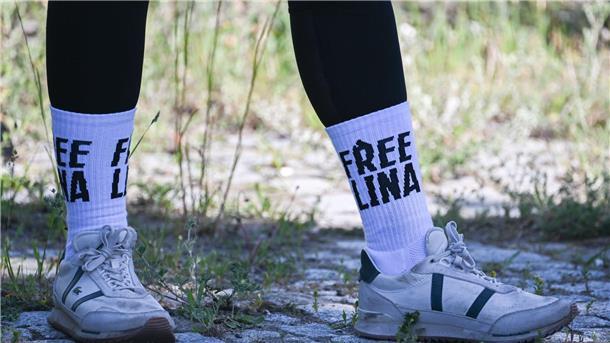Lina E.: Polizei bereitet sich auf Großeinsatz vor Eine Demonstrantin vor dem Oberlandesgericht Dresden mit eindeutiger Botschaft auf den Socken.