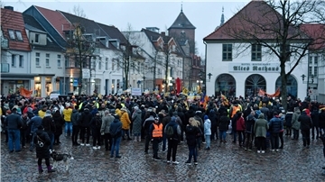 Eine Demonstration unter dem Motto „Upahl muss sich wehren“ in Grevesmühlen.