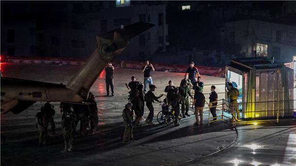 Eine der befreiten Geiseln kommt in einem Helikopter des israelischen Militärs auf dem Dach eines Krankenhauses in Tel Aviv an.