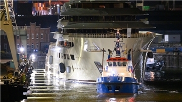 Die Yacht "Dilbar" - eine der teuersten Yachten der Welt - verlässt ihr Dock in Hamburg.