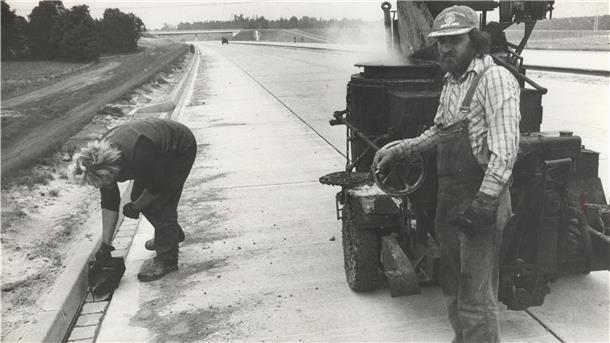 Eine der letzten Arbeiten auf der fast fertigen Autobahn war das Ausgießen der Fugen am Fahrbahnrand.