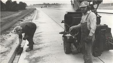 Eine der letzten Arbeiten auf der fast fertigen Autobahn war das Ausgießen der Fugen am Fahrbahnrand.