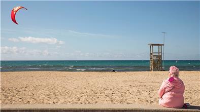 Eine deutsche Touristin sieht ihrem Sohn beim Kitesurfen an einem stürmischen Tag an der Promenade Playa de Palma zu. Fluggesellschaften planen zu den Osterferien weitere Flüge aus Deutschland nach Mallorca aufgrund der starken Nachfrage. Die beliebteste Insel der Deutschen ist kein Corona-Risikogebiet mehr.