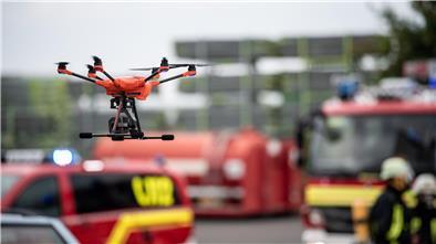 Eine Drohne bei einem Feuerwehreinsatz. Eine solche hätten die Loxstedter Brandbekämpfer auch gerne. Doch die Loxstedter Finanzlage lässt eine solche Beschaffung derzeit nicht zu.