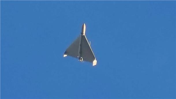 Eine Drohne ist am Himmel über Kiew zu sehen. Dabei handelt es sich vermutlich um eine Kampfdrohne vom Typ Schahed 136 iranischer Bauart.