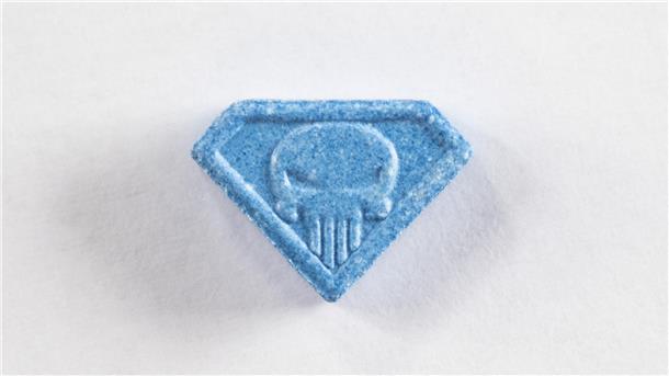 Eine Ecstasy-Pille „Blue Punisher“.