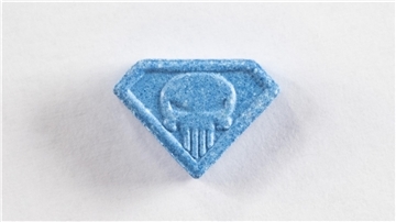 Eine Ecstasy-Pille „Blue Punisher“.
