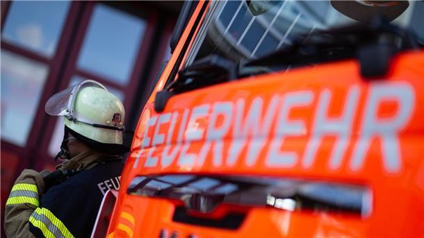 Nach Feueralarm: Towers Hamburg verlieren auch gegen Bonn Eine Einsatzkraft der Feuerwehr steht neben einem Einsatzfahrzeug der Feuerwehr.