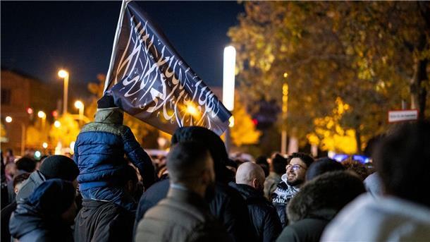 Strafverfahren nach Pro-Palästina-Demo in Essen Eine Fahne mit arabischer Schrift bei der Kundgebung. Begleitet von starken Kräften der Polizei demonstrierten die Teilnehmer gegen den israelischen Militäreinsatz im Gazastreifen.