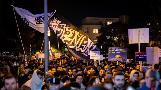 Polizei prüft „Pro-Palästina“-Demo in Essen auf Straftaten Eine Fahne mit arabischer Schrift weht bei der Kundgebung „Gaza unter Beschuss - gemeinsam gegen das Unrecht“.