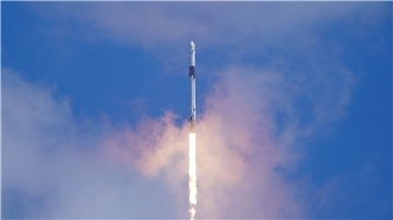 Eine „Falcon 9-Rakete“ der Firma SpaceX und die „Dragon-Kapsel“ heben mit einer multinationalen Besatzung vom Kennedy Space Center in Cape Canaveral ab.