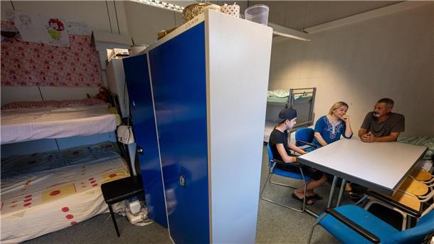 Bayerische Landkreise schlagen wegen Flüchtlingszahlen Alarm Eine Familie in ihrem Zimmer in einer Asylunterkunft in Olching bei München. Die Kapazitäten der Einrichtungen in Bayern sind überstrapaziert.