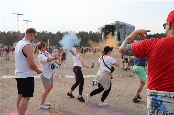 Eine Farbschlacht am Abend des dritten Festivaltages.