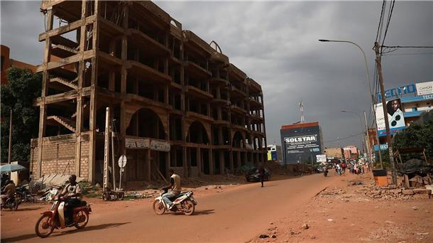 Putsch in Burkina Faso: Frankreich weist Beteiligung zurück Eine fast leere Straße in Burkina Fasos Hauptstadt Ouagadougou. Wenige Stunden später kam es zu einem Militärputsch.
