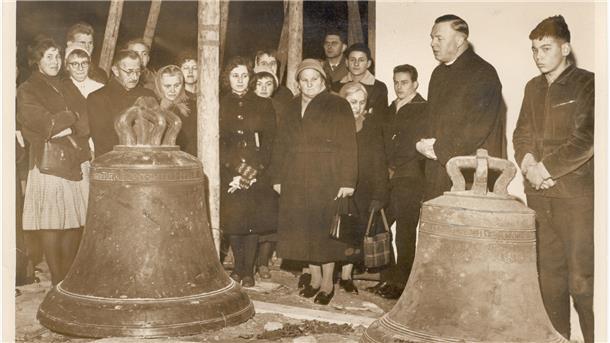 Eine Feierstunde in der Willehadgemeinde 1959. Links steht die Eisersdorfer Glocke, rechts die Rengersdorfer.